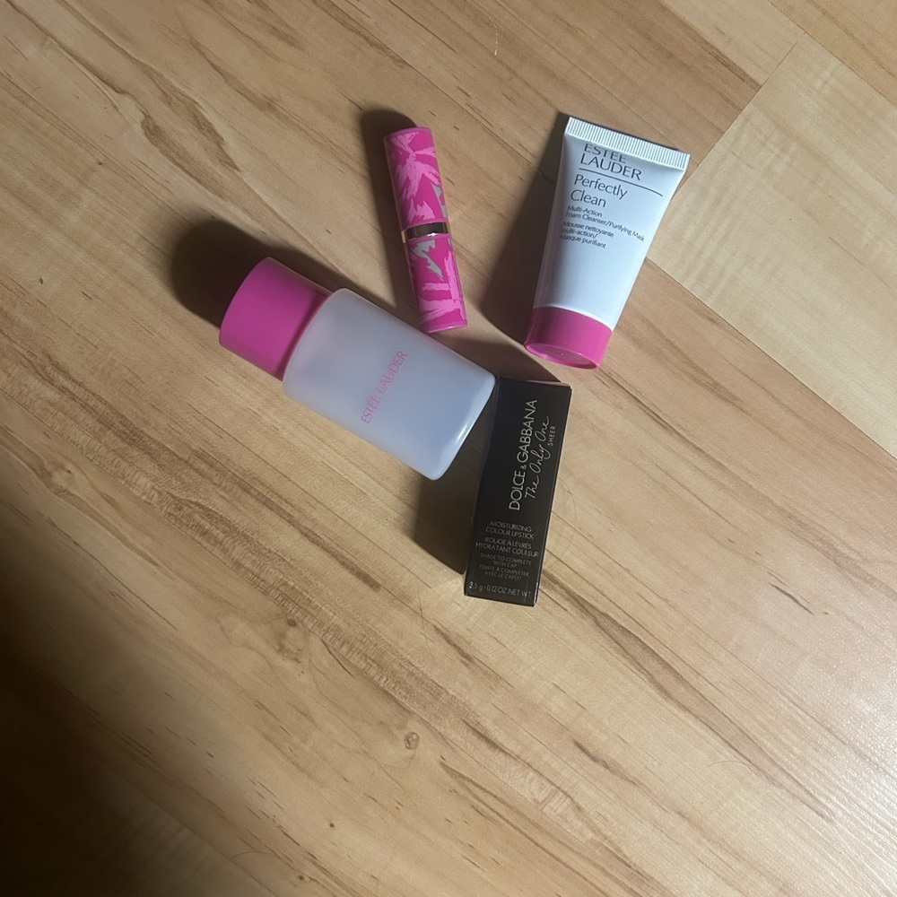 Estée Lauder pink train cosmetic bag + goodies - Picture 3 of 5
